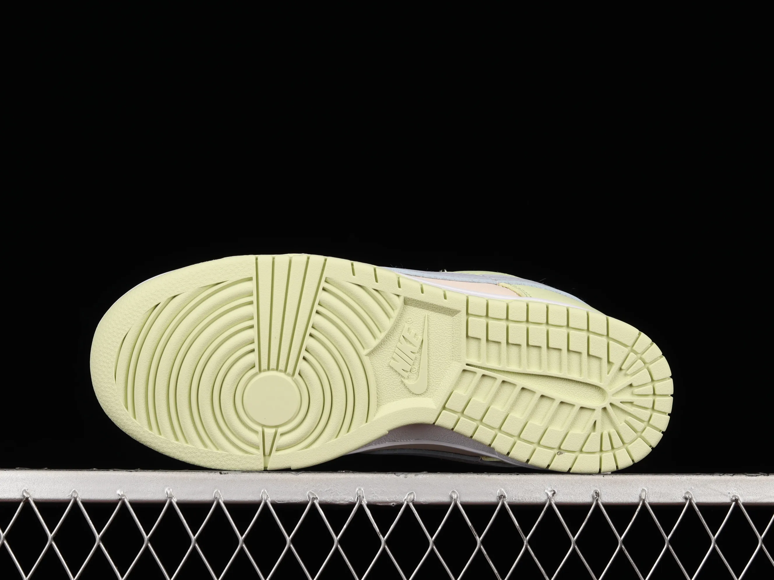 All Categories Nk SB Dunk Series Nk SB Dunk Low Low-top Sneakers J Version Nk SB Dunk Low Prm Ice Lemon Yellow Pink Color SB Smashed Backboard Fashion Casual Sneakers DD1503-600